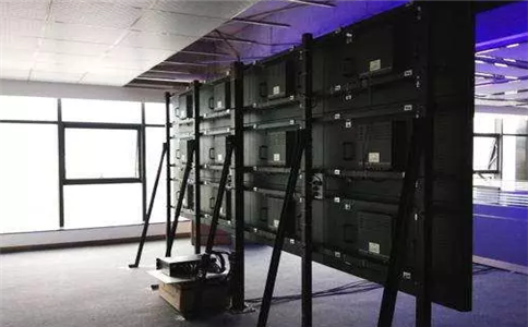 不同应用领域的拼接屏安装方式有何区别